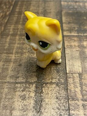 2005 Hasbro Littlest Pet Shop (LPS) 1st Generation Magic Motion yellow cat